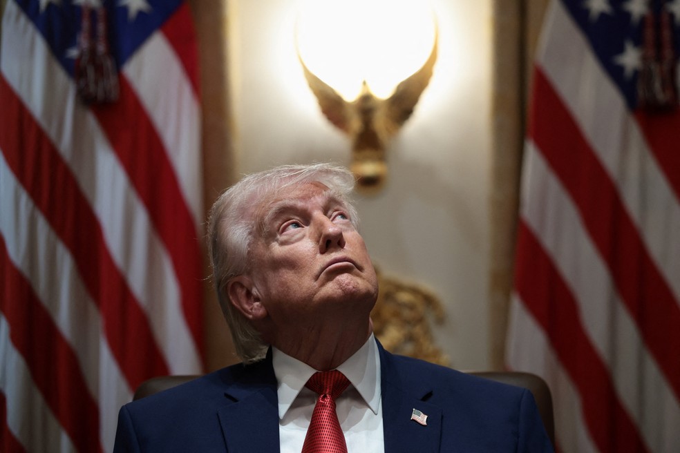 O presidente dos EUA, Donald Trump, observa durante uma reunião de gabinete na Casa Branca, em Washington. — Foto: Evelyn Hockstein/Reuters