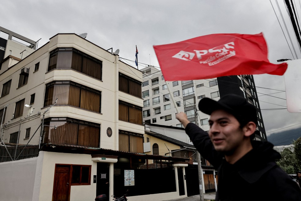 Protesto em frente à embaixada de Cuba em Quito após o Equador declarar o embaixador cubano “persona non grata” — Foto: Karen Toro/ Reuters