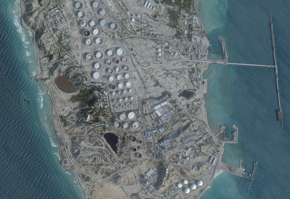 Imagem de satélite mostra um terminal de petróleo na Ilha de Kharg, na costa sudoeste do Irã, em 25 de fevereiro de 2026. — Foto: Planet Labs PBC/Handout via REUTERS