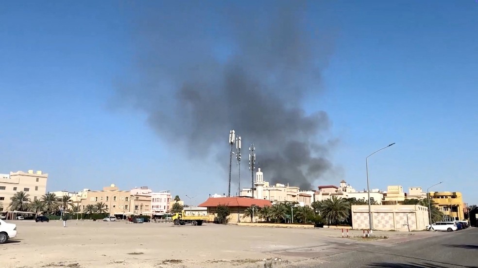 Fumaça sobe da área ao redor da Embaixada dos EUA, em Bayan, no Kuwait. — Foto: Reuters