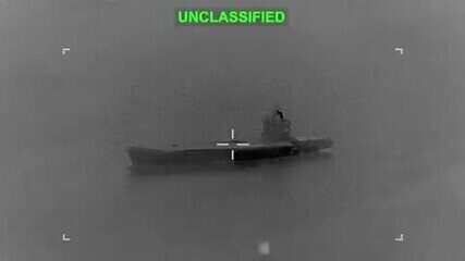 Navio porta-drones do Irã é atingido e pega fogo durante ataque dos EUA