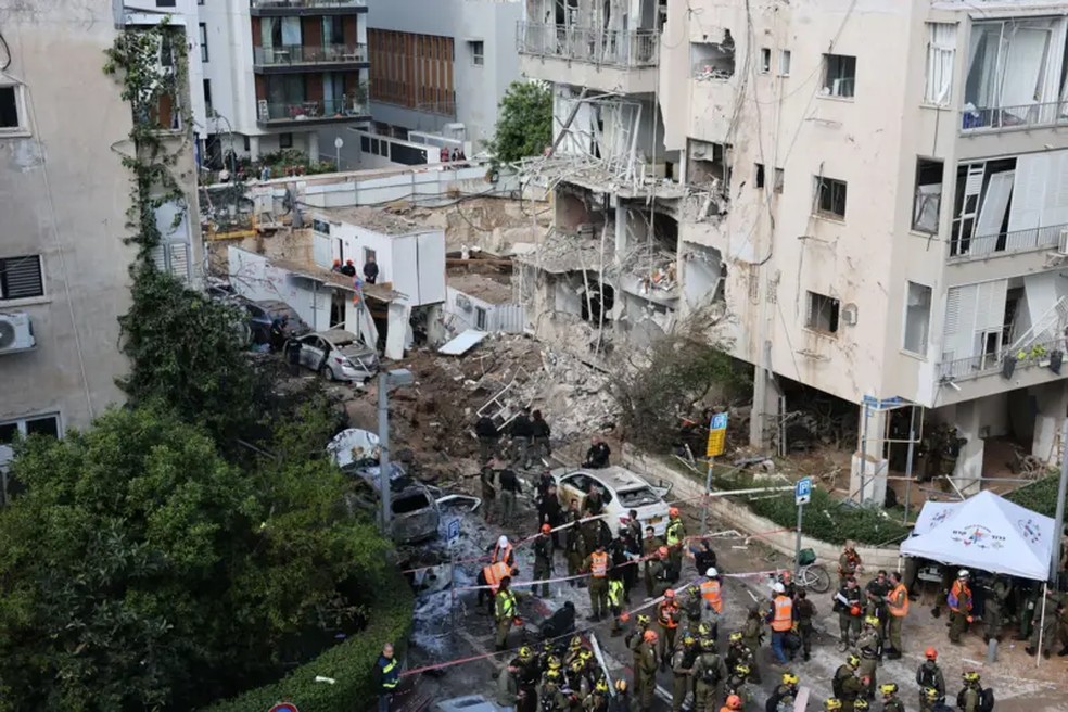 Em Tel Aviv, zona residencial foi atacada — Foto: EPA via BBC