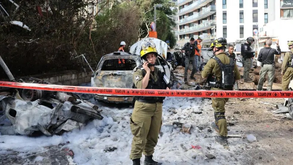 Tel Aviv segue sendo atacada nesta terça-feira; Israel está atacando alvos no Irã e Líbano — Foto: EPA via BBC