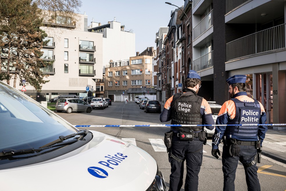 Policiais perto de barricadas para isolar a área após uma explosão perto de uma sinagoga em Liège, Bélgica, na segunda-feira, 9 de março de 2026. — Foto: AP/Valentin Bianchi