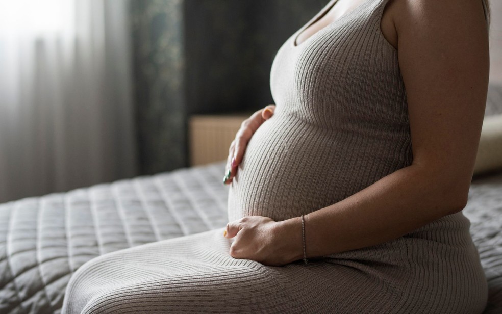 A legislação assegura estabilidade no emprego à gestante até cinco meses após o parto — período que inclui a licença‑maternidade de 120 dias. — Foto: Freepik