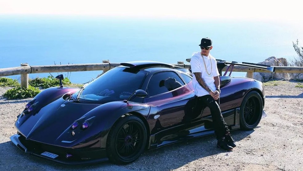 Lewis Hamilton posa com seu Pagani Zonda LH760 — Foto: Reprodução / Instagram