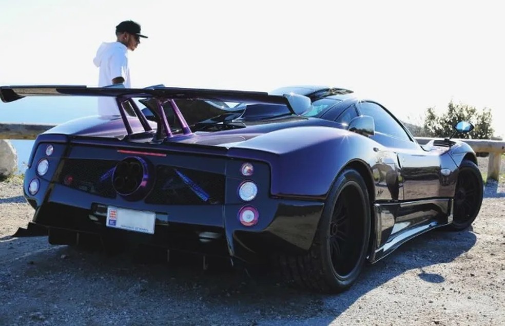 Lewis Hamilton posa com seu Pagani Zonda LH760 — Foto: Reprodução / Instagram