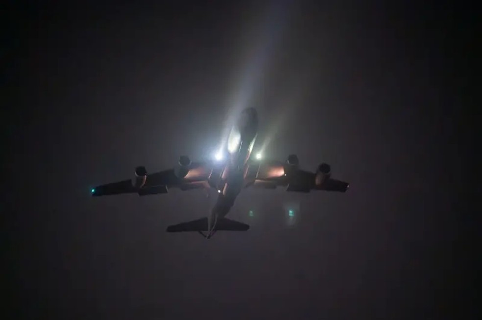 Avião-tanque KC-135 Stratotanker decola de uma base na área do Comando Central dos EUA, em imagem de arquivo — Foto: Reuters