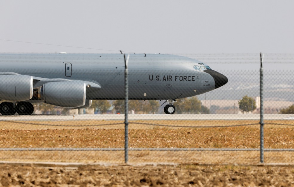 Um Boeing KC-135 Stratotanker da Força Aérea dos EUA taxiando na Base Aérea de Morón, em Morón de la Frontera, sul da Espanha, em 27 de agosto de 2021 — Foto: Marcelo del Pozo/Reuters/Arquivo