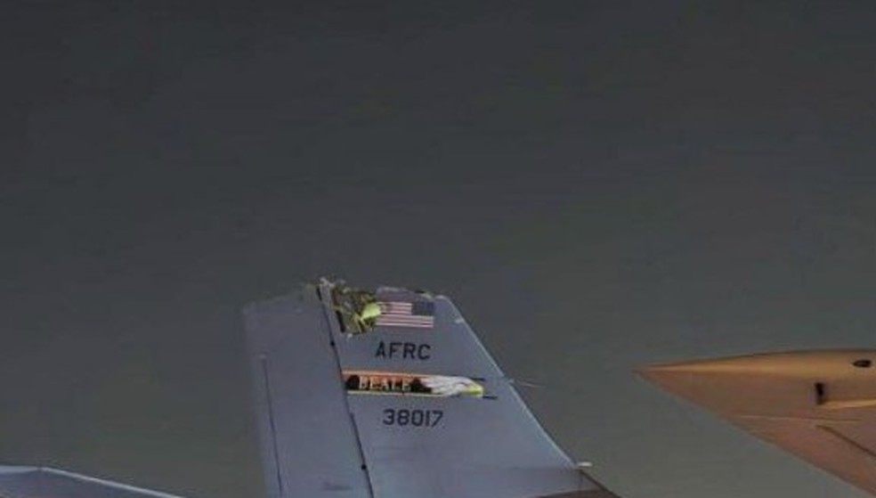 Imagem mostra estabilizador vertical de aeronave KC-135 da Força Aérea dos EUA danificada no aeroporto Ben Gurion, em Tel Aviv — Foto: Reprodução/Redes sociais