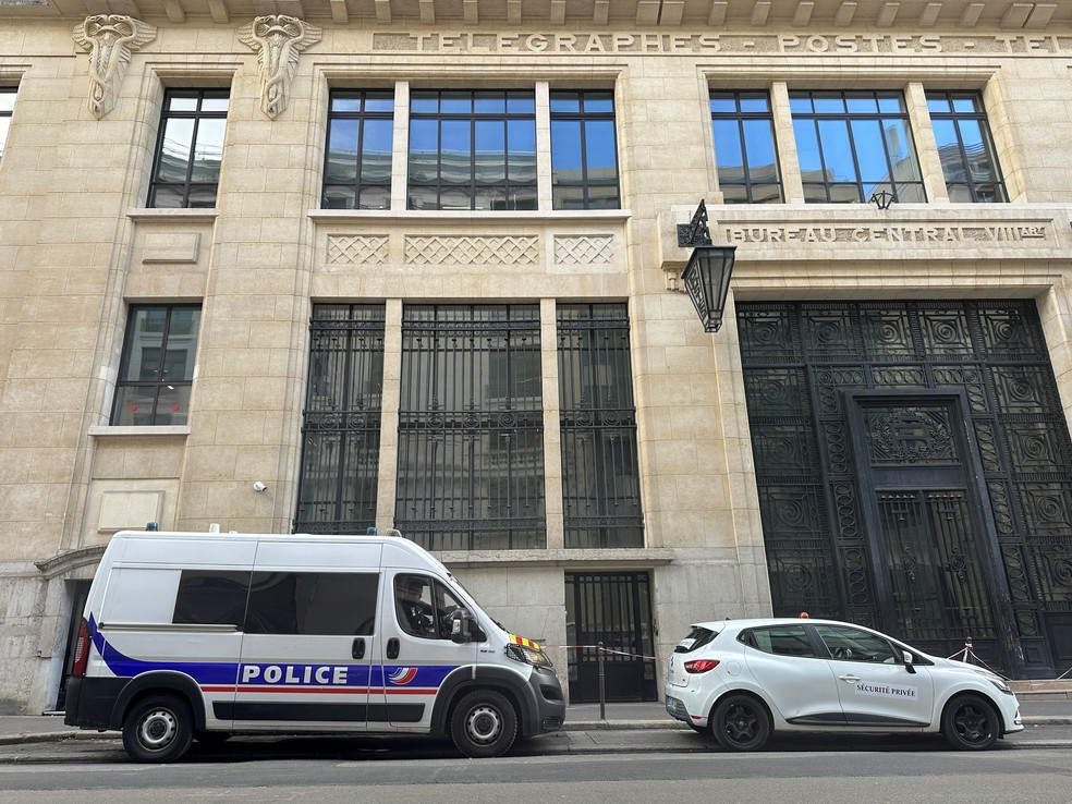 Uma van policial é vista em frente ao prédio que abriga escritórios do Bank of America, após promotores antiterrorismo abrirem investigação sobre um suposto ataque, em Paris — Foto: REUTERS/Clotaire Achi
