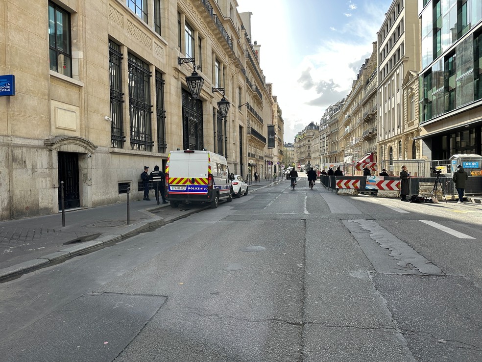 Uma van policial é vista em frente ao prédio que abriga escritórios do Bank of America, após promotores antiterrorismo abrirem investigação sobre um suposto ataque, em Paris. — Foto: REUTERS/Clotaire Achi