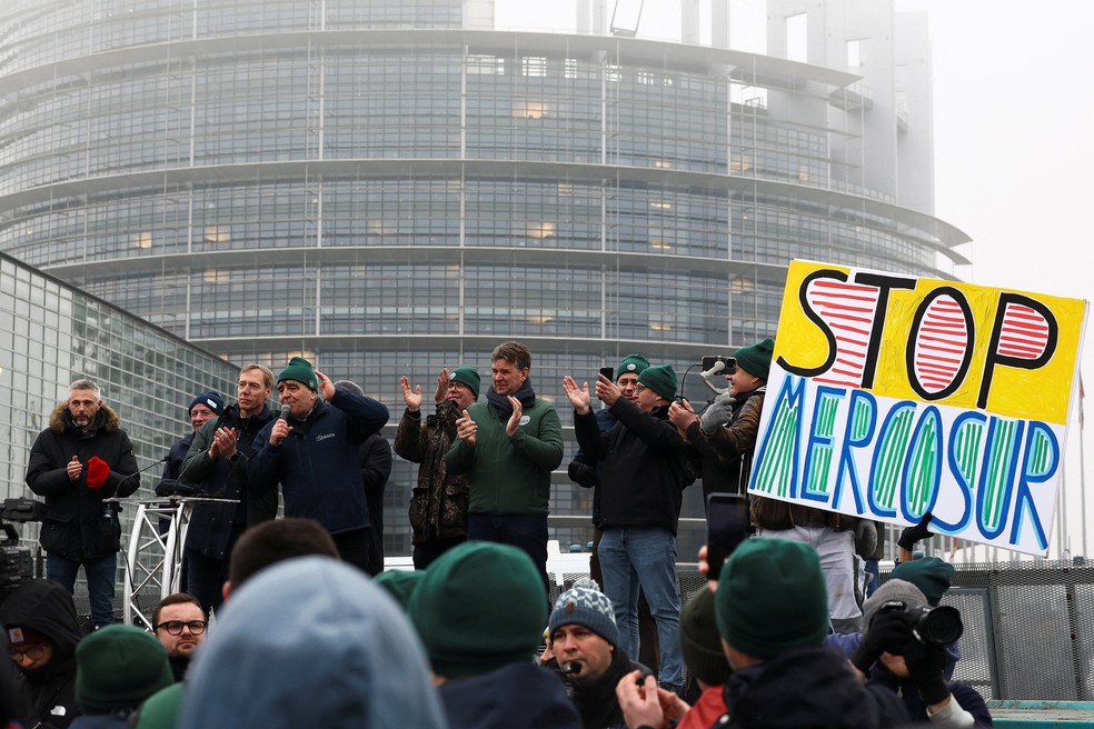 Agricultores europeus comemoram em Estrasburgo, na França, a decisão do Parlamento Europeu de levar acordo comercial UE-Mercosul à Justiça, no dia 21 de janeiro de 2026 — Foto: Yves Herman/Reuters