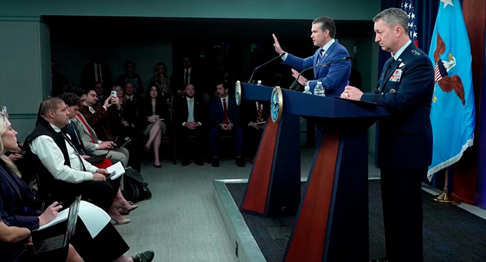 Pete Hegseth e Dan Caine — Foto: REUTERS