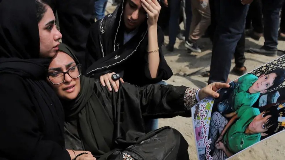 Um funeral foi realizado após ataque a uma escola no sul do Irã atribuído por autoridades iranianas aos Estados Unidos e a Israel. — Foto: Amirhossein Khorgooei/ISNA/West Asia News Agency via Reuters