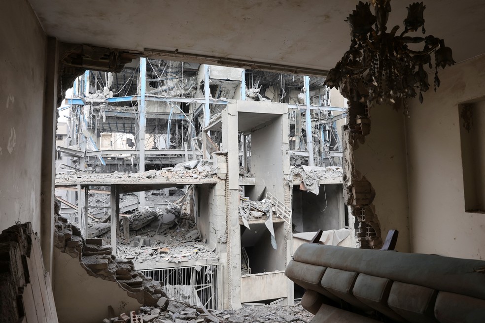 Imagem mostra interior de casa danificada por um ataque em Teerã, no Irã, no dia 15 de março de 2026. — Foto: Majid Asgaripour/WANA (West Asia News Agency) via Reuters