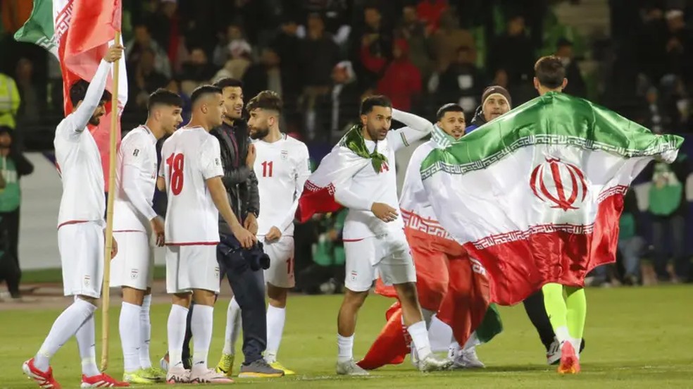 A equipe masculina de futebol do Irã comemora a classificação para a Copa do Mundo 2026, após empatar com o Uzbequistão, em março do ano passado — Foto: Getty Images via BBC