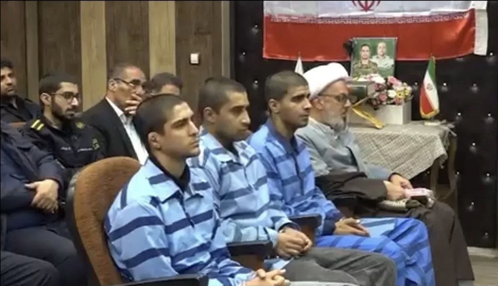 Saleh Mohammadi, Mehdi Ghasemi e Saeed Davodi durante julgamento, segundo a IHR — Foto: IHR/Reprodução
