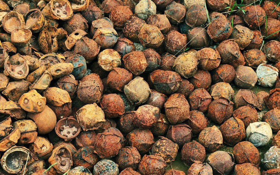 As crianças são especialmente vulneráveis às bombas de fragmentação, atraídas por sua aparência de brinquedo — Foto: Legacies of War