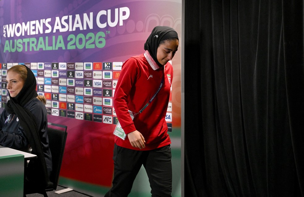 A jogadora iraniana Sara Didar saindo de coletiva de imprensa — Foto: AAP Image/Dave Hunt/via REUTERS