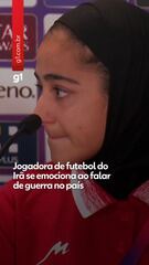 Jogadora de futebol do Irã se emociona ao falar de guerra no país