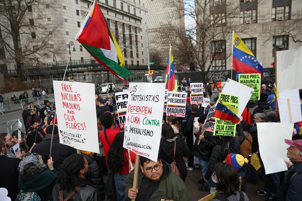 Protestos pedem a liberação de Maduro na frente do tribunal — Foto: AP/Heather Khalifa