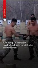 Kim Jong-un assiste a soldados quebrando tijolos com a cabeça e dando martelada no abdômen