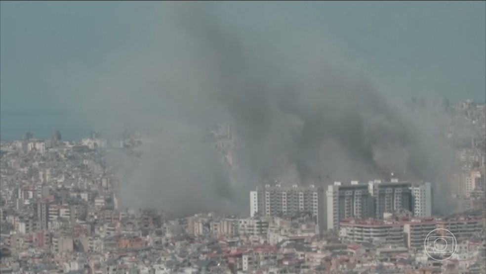 Na outra frente da guerra, explosões sacudiram os subúrbios ao sul de Beirute, no Líbano — Foto: Jornal Nacional/ Reprodução