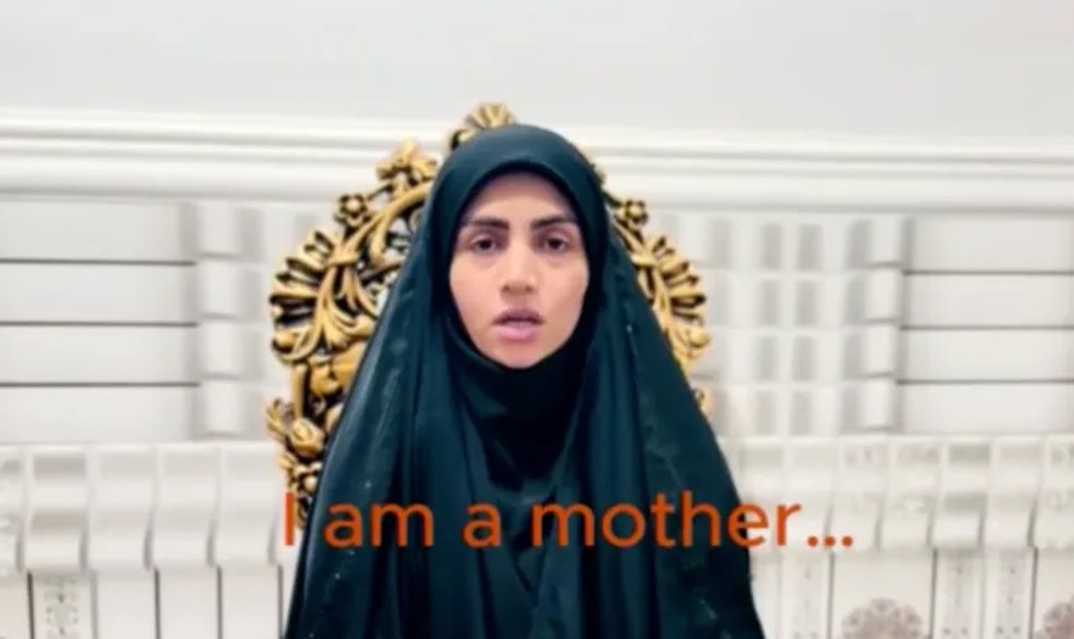 Mãe iraniana pede justiça para ataque de EUA e Israel que matou mais de 150 crianças. — Foto: Reprodução/ONU