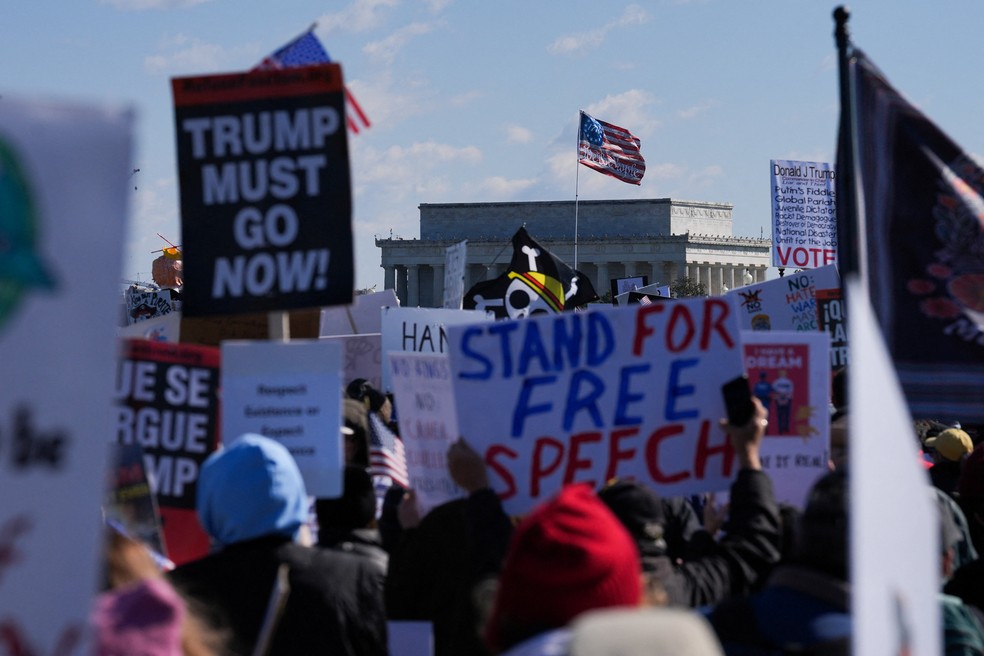 Manifestantes participam de protesto do movimento “No Kings” — que significa “Sem reis” — contra as políticas do governo do presidente dos EUA, Donald Trump, em Washington. — Foto: REUTERS/Leah Millis