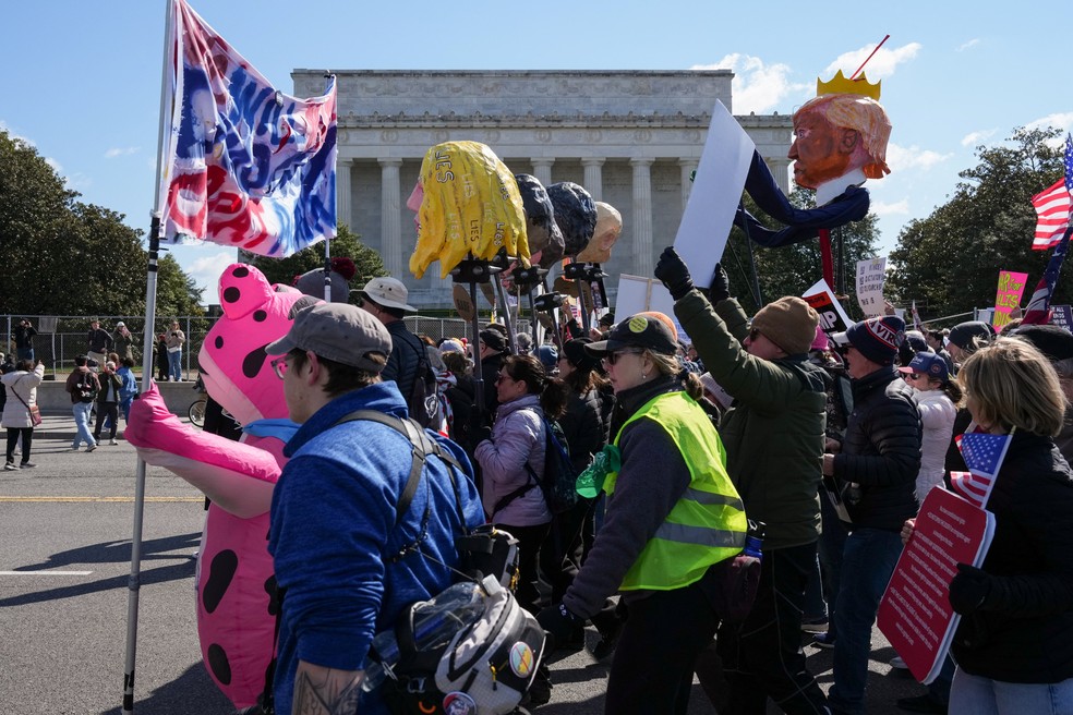 Manifestantes participam de protesto do movimento “No Kings” — que significa “Sem reis” — contra as políticas do governo do presidente dos EUA, Donald Trump, em Washington. — Foto: REUTERS/Leah Millis