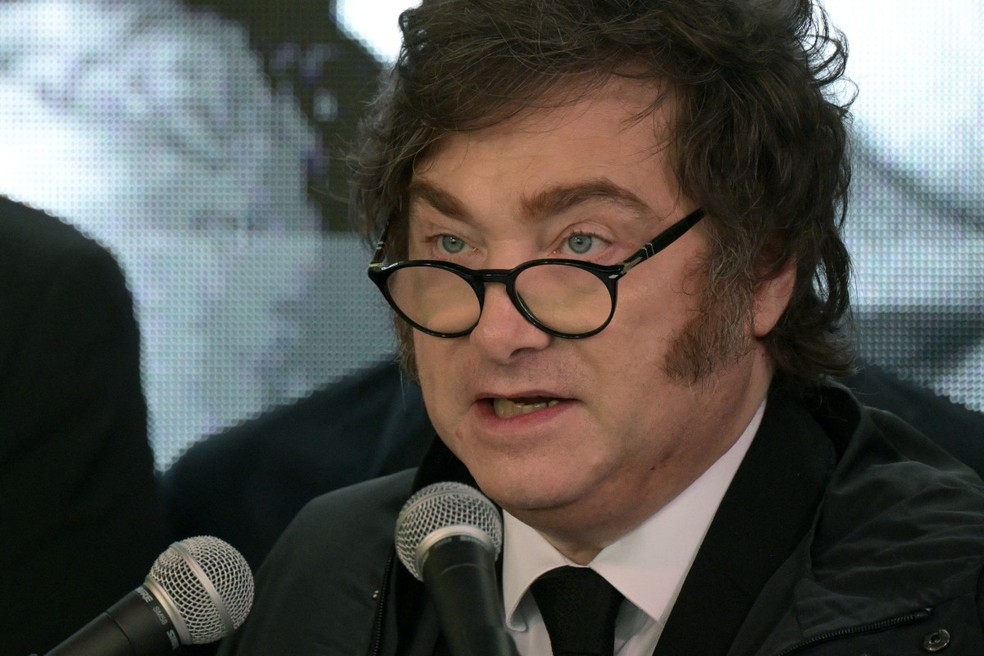 O presidente da Argentina, Javier Milei, discursou durante uma cerimônia que marca o 34º aniversário do atentado à embaixada de Israel em Buenos Aires, que matou 29 pessoas e feriu 200, na Praça da Embaixada de Israel, em Buenos Aires. — Foto: JUAN MABROMATA / AFP