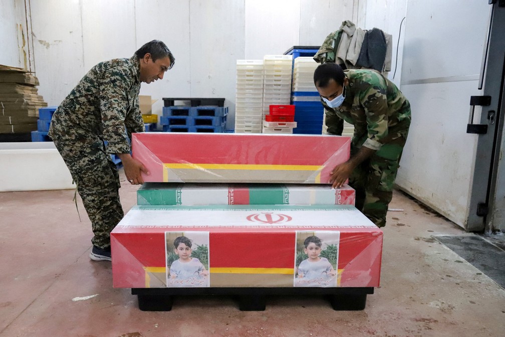 Caixões das vítimas de ataque a uma escola em Minab, no Irã, em 3 de março de 2026. — Foto: Amirhossein Khorgooei/ISNA