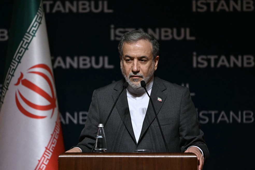 O ministro das Relações Exteriores do Irã, Abbas Araghchi, fala durante coletiva de imprensa em Istambul, no dia 22 de junho de 2025. — Foto: Ozan Kose/AFP