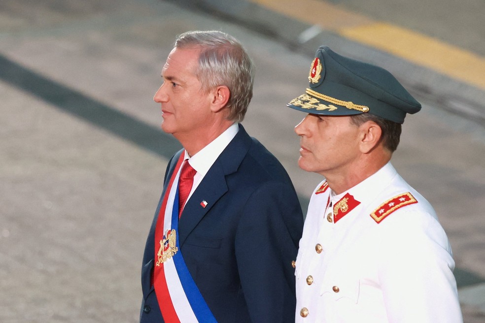 O novo presidente do Chile, José Antonio Kast (à esquerda), durante cerimônia de posse de seu cargo, em 11 de março de 2026. — Foto: Pablo Sanhueza/ Reuters