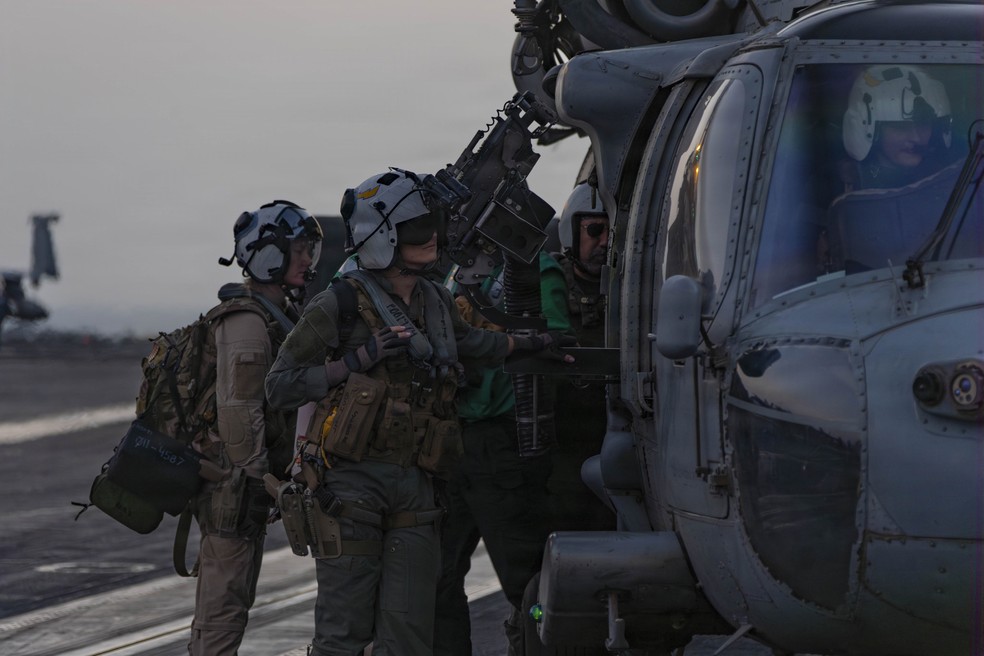 Militares americanos a bordo do USS Abraham Lincoln em 6 de março de 2026 — Foto: U.S. Central Command