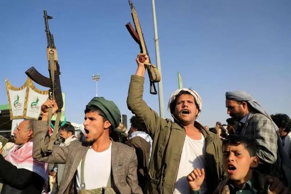Segundo agências iranianas e a Reuters, os houthis ameaçam atacar navios que passarem no estreito em apoio ao Irã — Foto: Getty Images via BBC