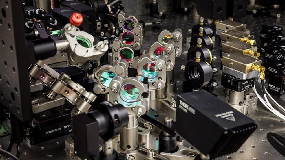 Equipamentos de pesquisa para a criação de cristais de vidro desenvolvidos pela Microsoft — Foto: Microsoft via BBC