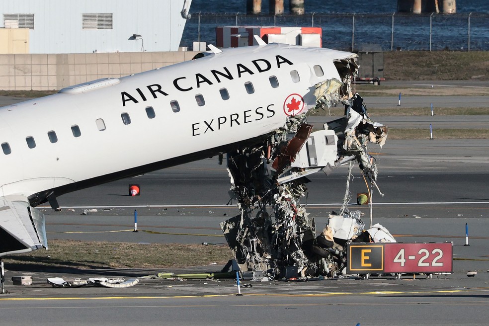 Avião da Air Canada Express segue na pista um dia após colidir com caminhão de bombeiros no aeroporto LaGuardia, em Nova York — Foto: Michael M. Santiago / Getty Images via AFP