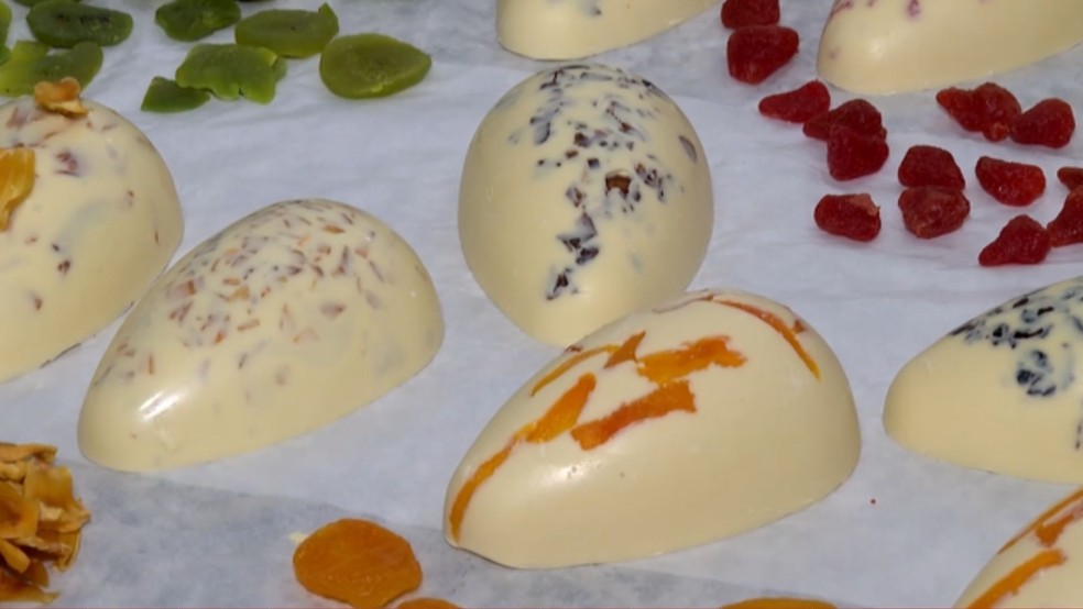 Alta nos valores do chocolate motivou produtor de Santa Teresa, no Espírito Santo, a inovar nas receitas de ovos de Páscoa. — Foto: Reprodução/TV Gazeta