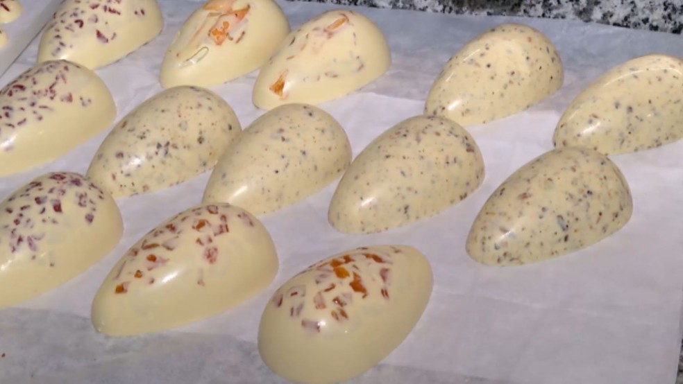 Alta nos valores do chocolate motivou produtor de Santa Teresa, no Espírito Santo, a inovar nas receitas de ovos de Páscoa. — Foto: Reprodução/TV Gazeta