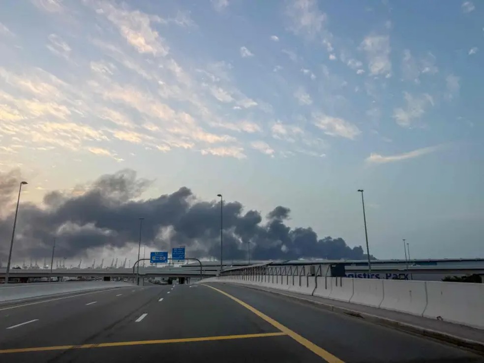 Fumaça é vista no porto Jebel Ali, em Dubai, após ataque do Irã — Foto: Reuters via BBC