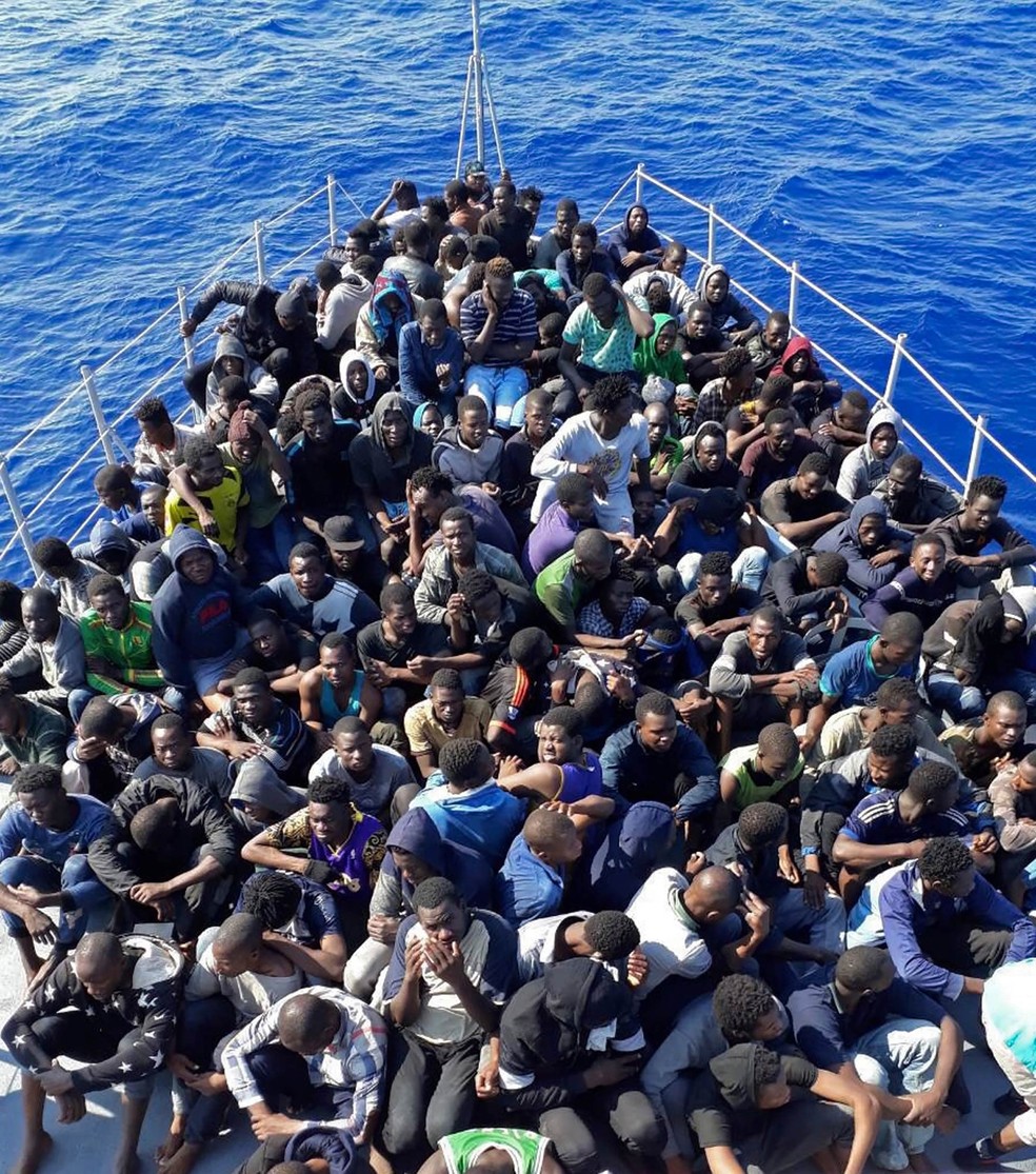 Imigrantes africanos lotam proa de navio da Guarda Costeira da Líbia após serem resgatados de botes em meio ao Mediterrâneo a caminho da Europa, perto da cidade de Gohneima; imagem de arquivo — Foto: Guarda Costeira da Líbia via AP
