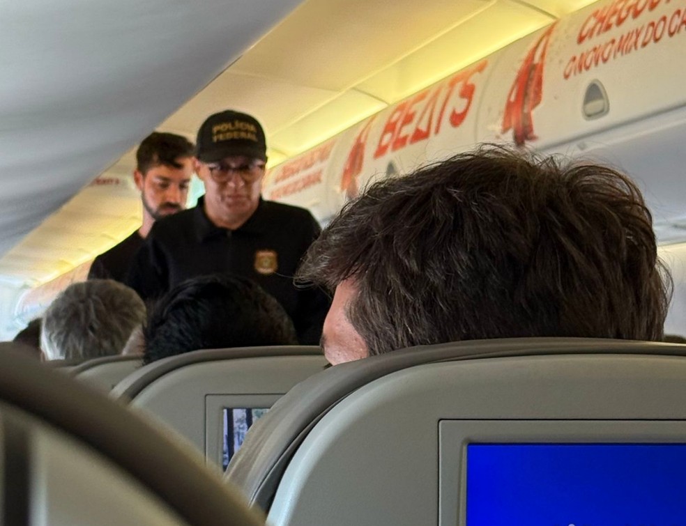 Policiais federais entram em avião para retirar passageiro — Foto: Daiana Cordeiro/Acervo pessoal