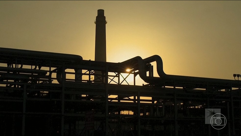 Preço do barril de petróleo cai após declaração de Trump de que guerra no Oriente Médio está perto do fim — Foto: Jornal Nacional/ Reprodução