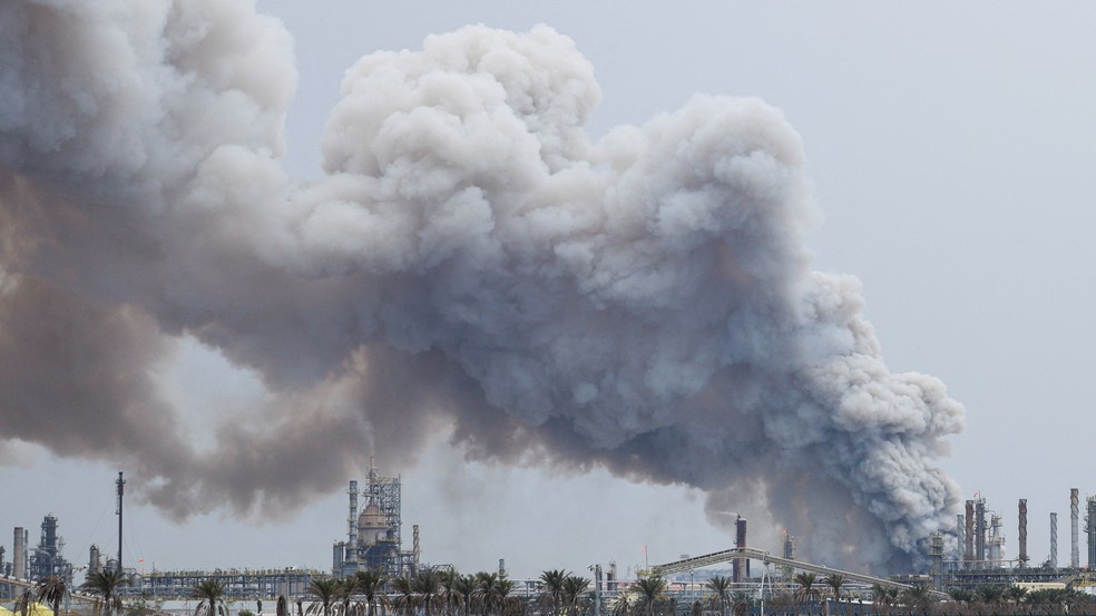 Fumaça sobe após ataque à refinaria de petróleo da Bapco em Sitra, no Bahrein, em 9 de março de 2026. — Foto: REUTERS/Stringer
