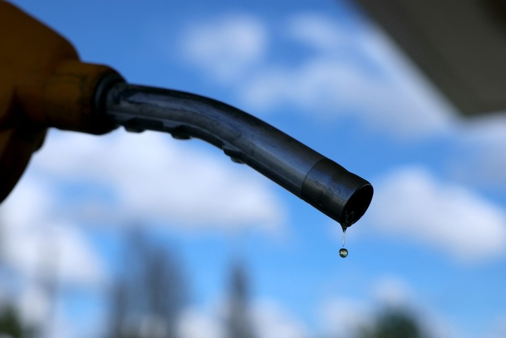 Uma gota de gasolina cai do bico de uma bomba de combustível em um posto de gasolina em Vélizy-Villacoublay, perto de Paris. — Foto: Alain Jocard/AFP