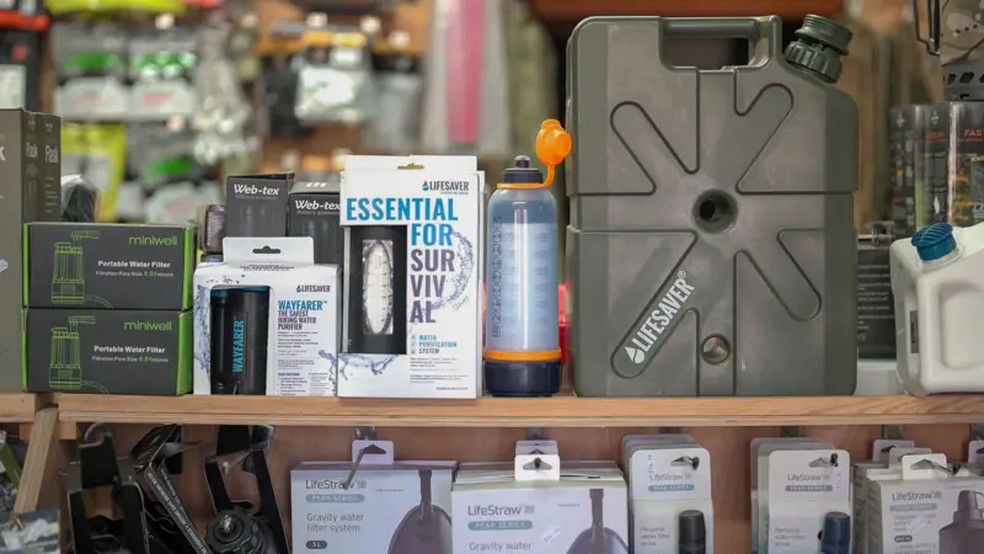 A água é outro item básico ao qual todos deveriam ter acesso em uma emergência, diz Price — Foto: BBC