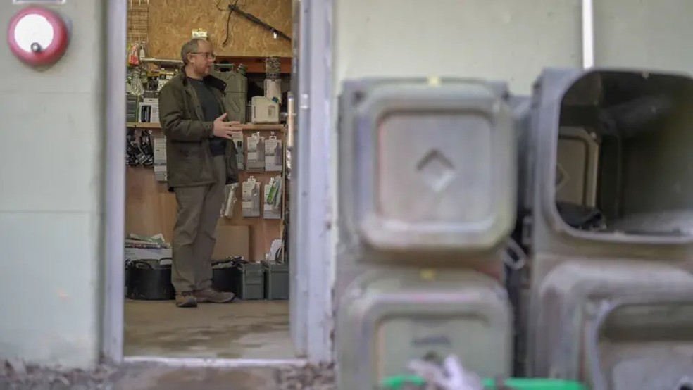 Leigh Price diz que alguns preppers acumulam equipamentos que nunca usarão e que é melhor se ater ao básico — Foto: BBC