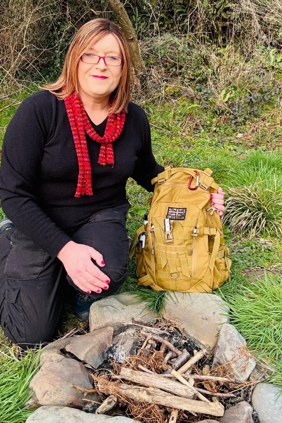 Lloyd disse que saber fazer fogo provavelmente não será necessário, mas pode aumentar a confiança de uma pessoa — Foto: Donna Llyod via BBC